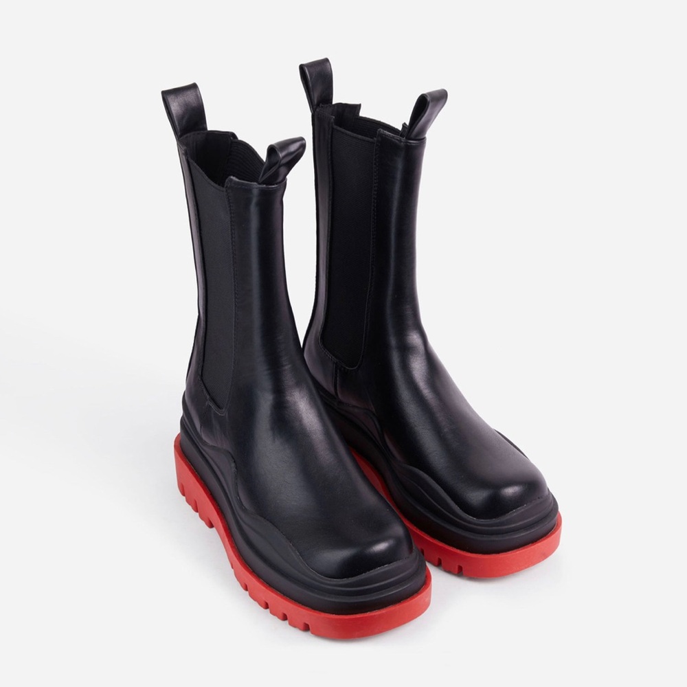 ENERGY RED CHUNKY SOLE ANKLE CHELSEA BIKER BOOT IN BLACK FAUX LEATHER